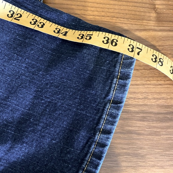 Levi’s High Rise Boyfriend Relaxed Straight Jeans - Picture 10 of 14